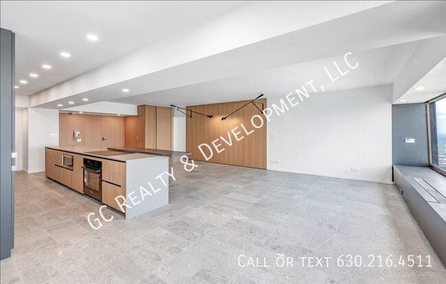 Building Photo - 175 E Delaware Pl