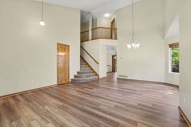 Foto del edificio - Spacious 5 Bedroom Home with Fenced Yard & 2 Car Garage