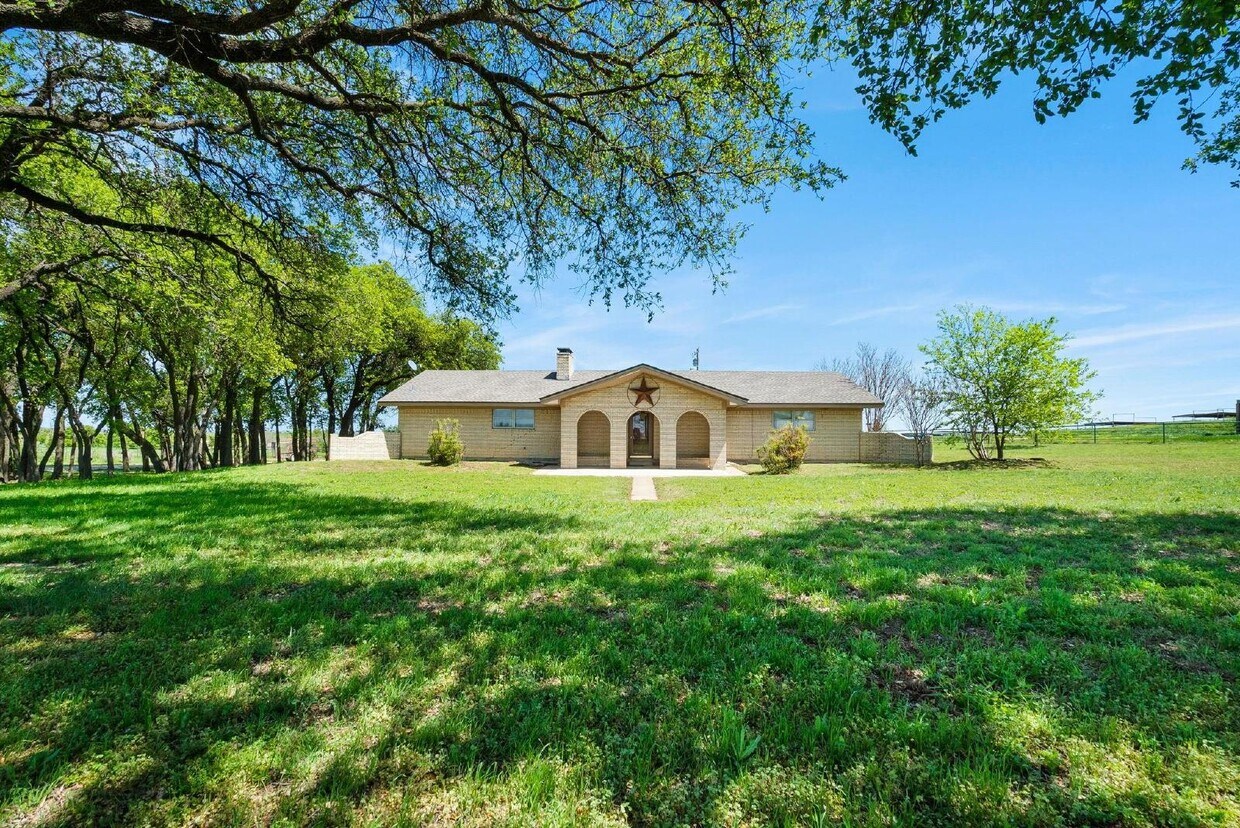Primary Photo - Large 4 bedroom in the peaceful country!
