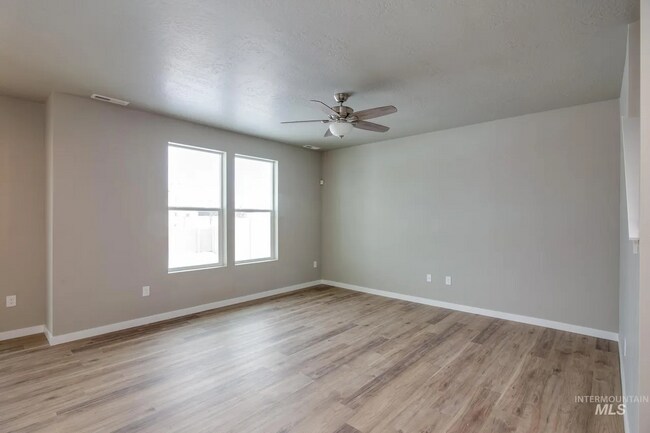 Building Photo - 336 S Calf Crk Ave