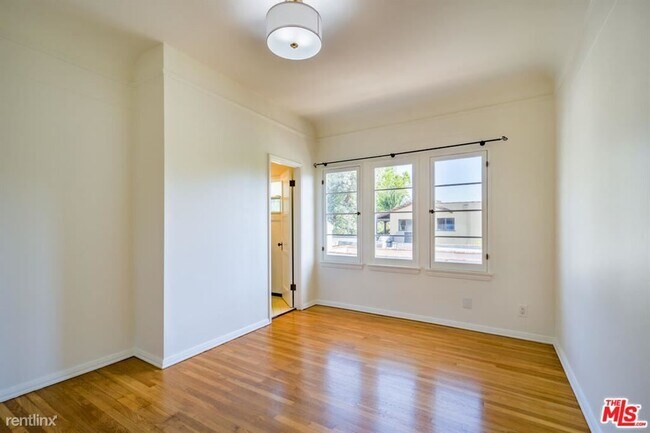 Building Photo - 2 br, 1.5 bath Condo - 1607 Stearns Dr # Top
