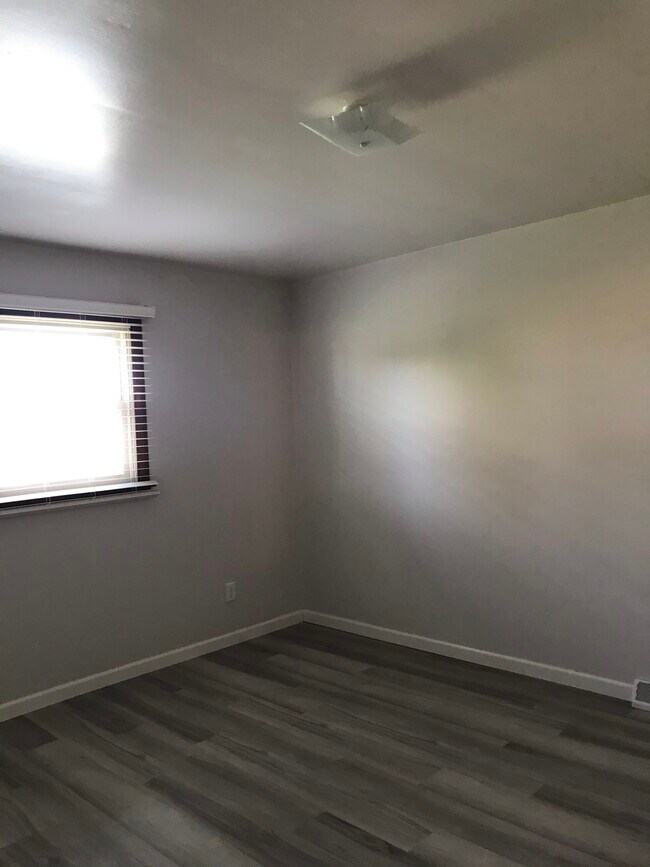 Building Photo - 260 N 725 W