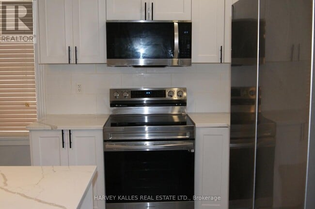 Building Photo - 70 Centre St W