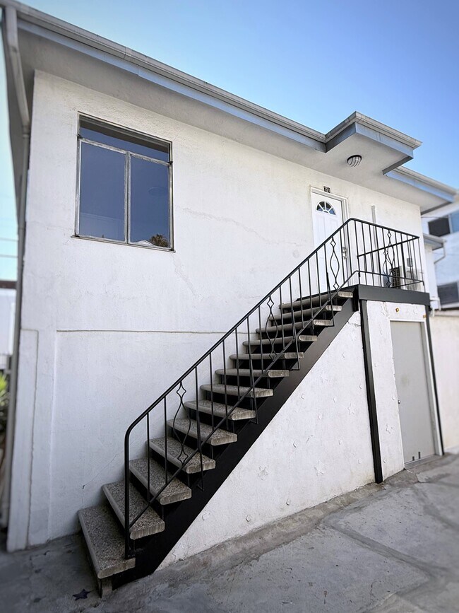 Foto del edificio - 751 N Sycamore Ave