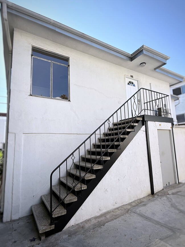 Building Photo - 751 N Sycamore Ave