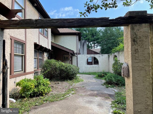 Building Photo - 303 Lehigh Rd N