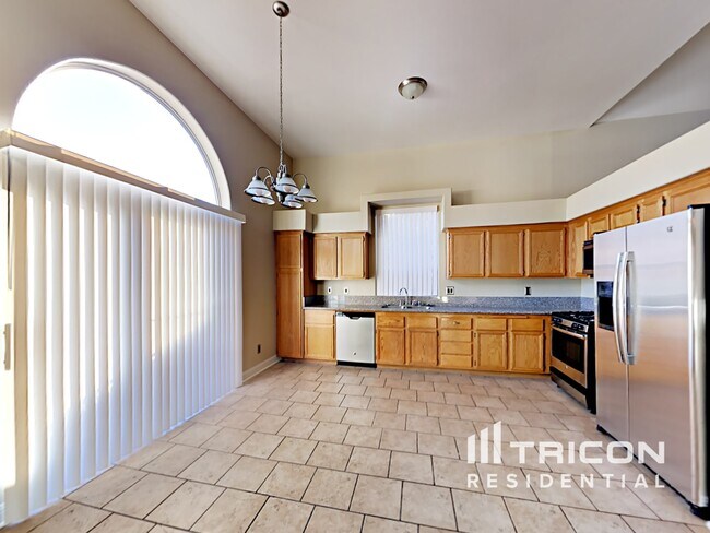 Building Photo - 210 Mariposa Way