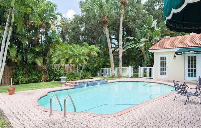 Building Photo - 2740 Hampton Cir E