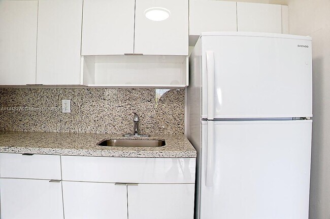 Foto del edificio - 4265 NW S Tamiami Canal Dr