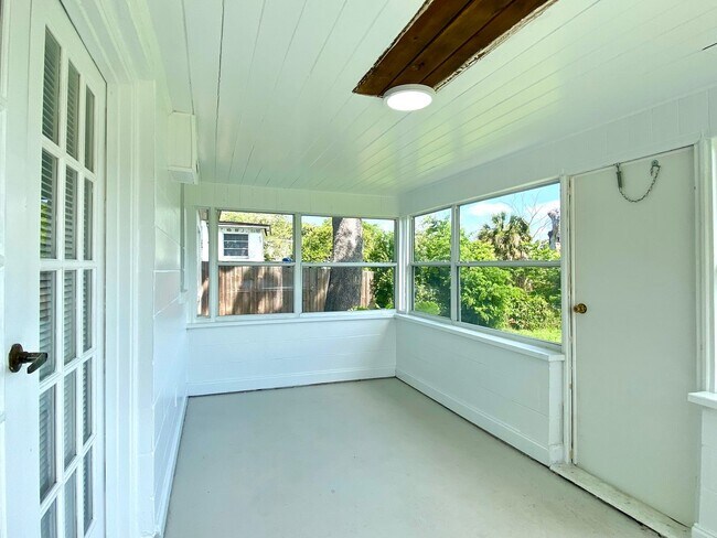 Building Photo - 3 Bedroom Lakefront Home in Apopka!