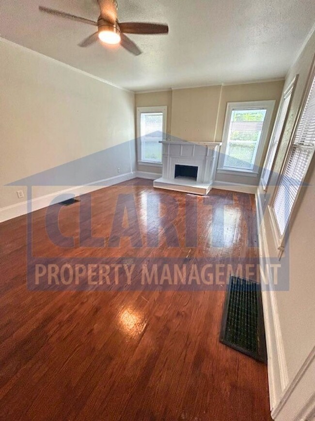 Building Photo - Two bedroom home in historic downtown Clev...