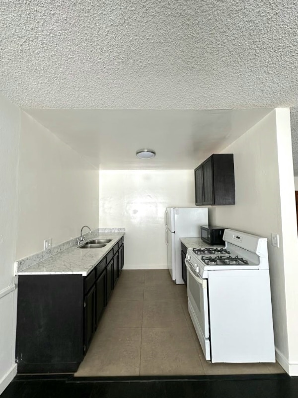 Building Photo - 7530 Fountain Ave