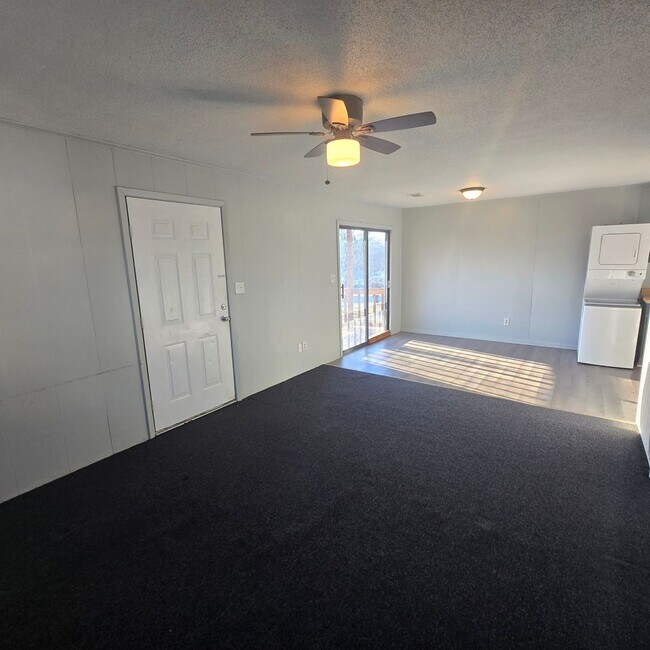 Foto del edificio - Modern & Spacious Upstairs 1 Bedroom Bungalow - Washer/ Dryer Included!
