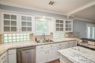 Building Photo - 25203 Lakeview Rd