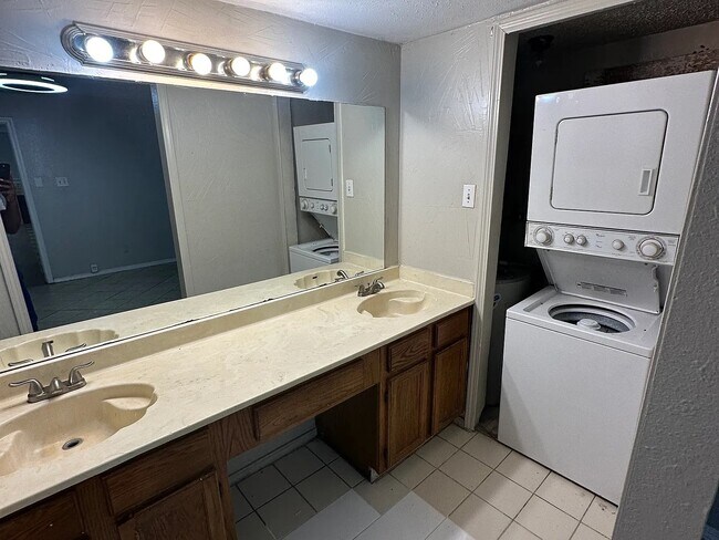 Foto del edificio - 9833 Walnut St