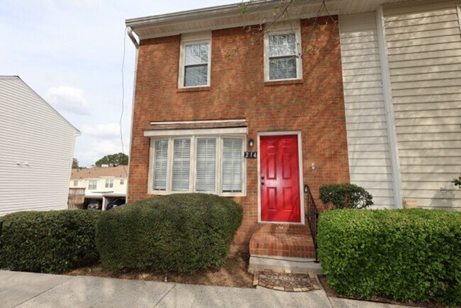 Spacious 3-Bedroom Townhouse for Rent in Prime Roswell Location - Spacious 3-Bedroom Townhouse for Rent in Prime Roswell Location
