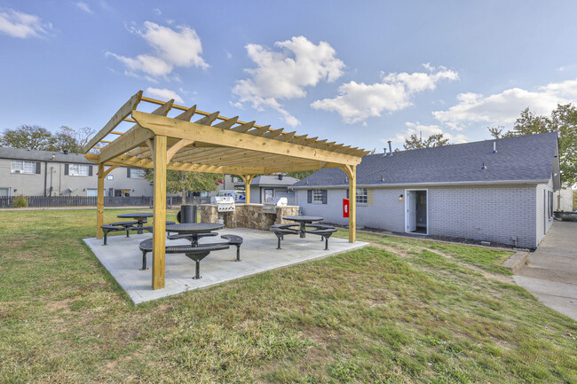 Picnic Area - Highlands Apartments