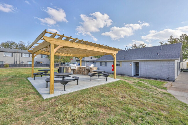 Picnic Area - z-080625-Solana Apartments