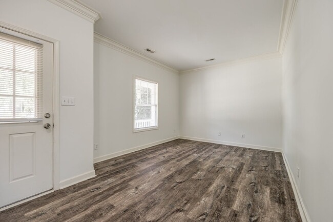 Building Photo - Spacious 4 bedroom 3 bath home with beauti...
