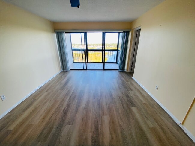 Building Photo - 117 Country Club Dr