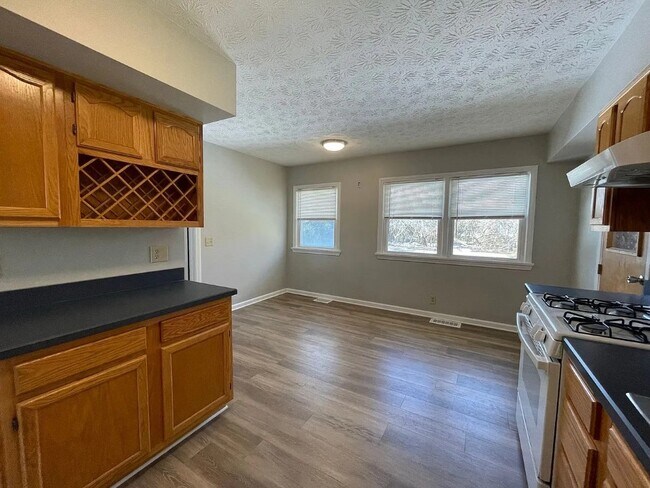 Foto del edificio - 1067 Long Pond Rd