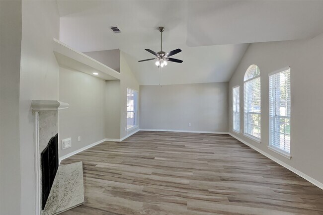 Building Photo - 17423 Saxon Dr