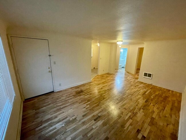 Building Photo - 2 Bedroom/ 1 Bath Unit- Available NOW!!