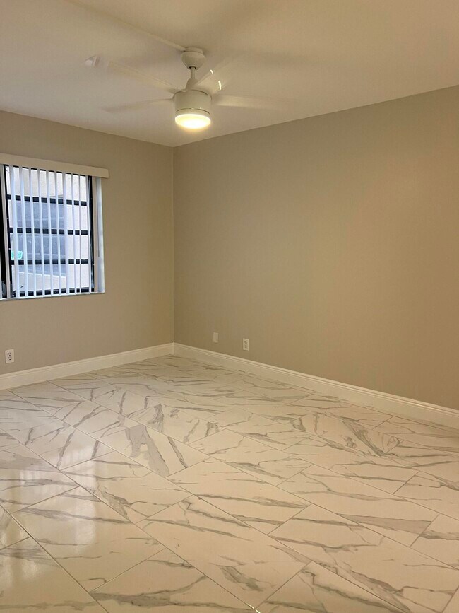 Foto del edificio - 4760 Lucerne Lakes Blvd