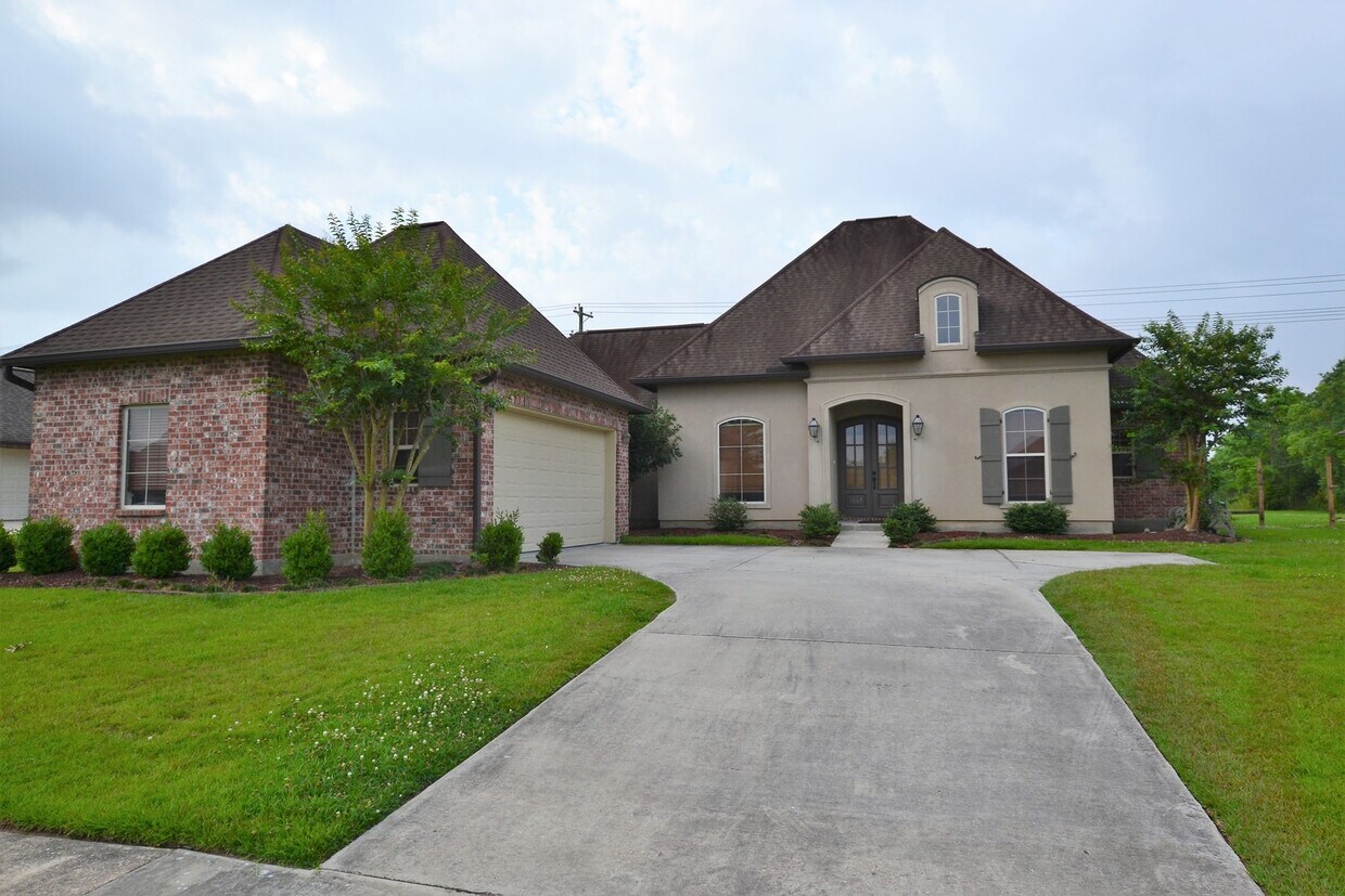 Primary Photo - Beautiful 4 Bedroom Estate in the Pointe S...