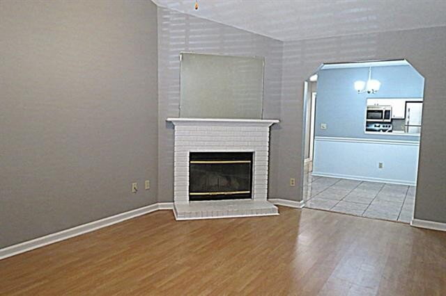 Building Photo - Beautiful 2 bed/ 2 bath townhome Located Off of Mission Road!