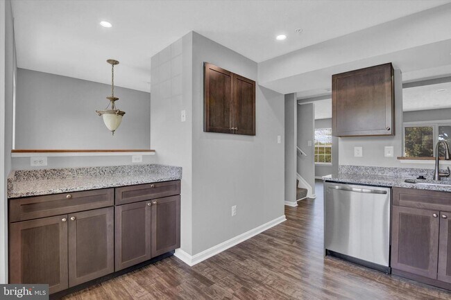 Building Photo - 658 Boxwood Dr