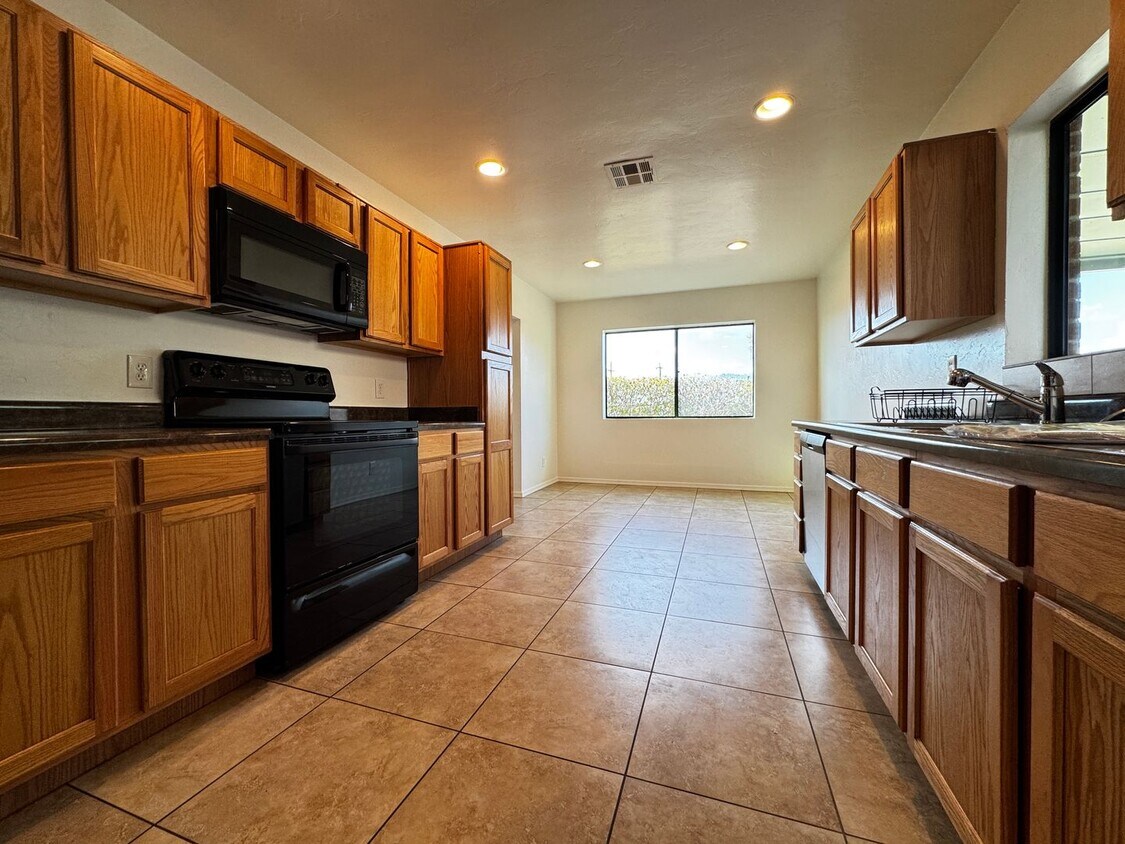 Foto principal - Eastside (Broadway and Wilmot) 3 bedroom, ...