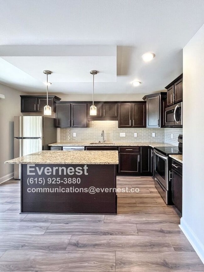 Building Photo - 3-Bedroom, 3-Bathroom Home with Convenient...