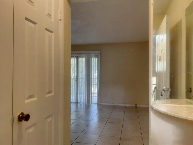 Building Photo - 4027 Versailles Dr