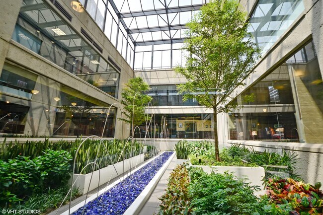 Foto del edificio - 1030 N State St