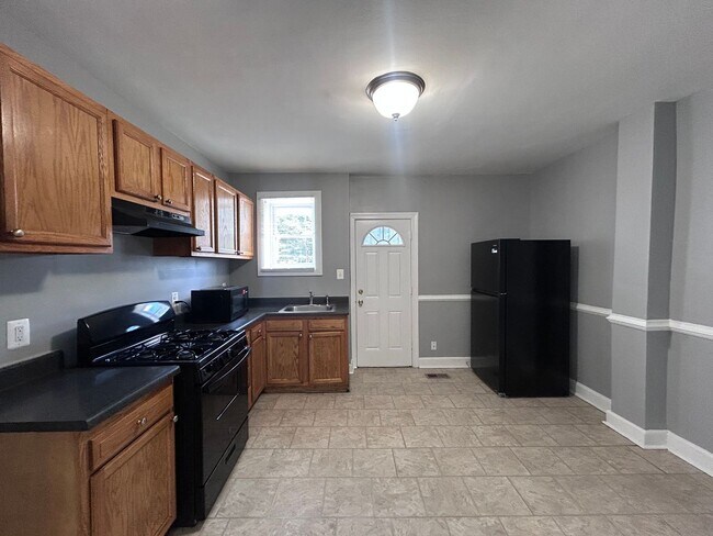 Foto del edificio - Baltimore - 4 Bedrooms and 2 baths Available!