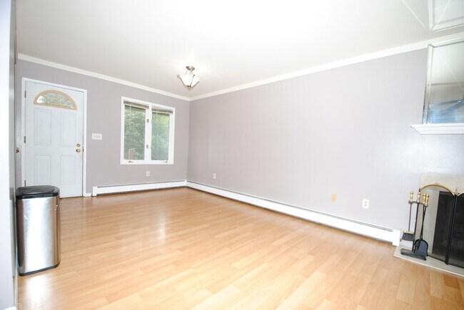 Foto del edificio - Gorgeous 4 bed / 2 bath with Heated Garage