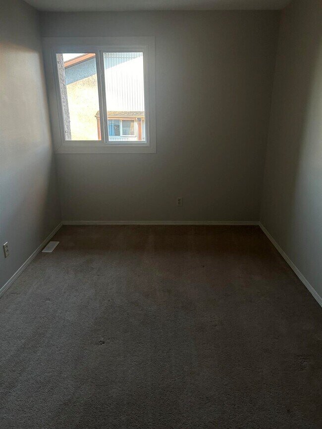Photo du bâtiment - 3 Bed 1 Bath Unit in Edmonton, AB