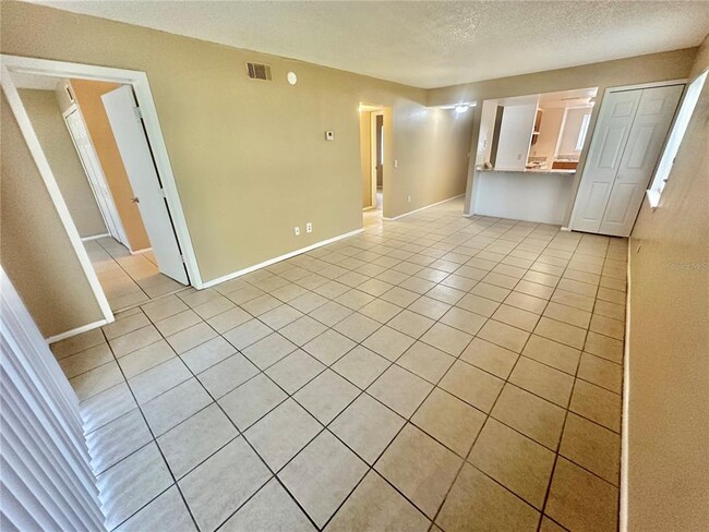 Building Photo - 2550 S Park Ave