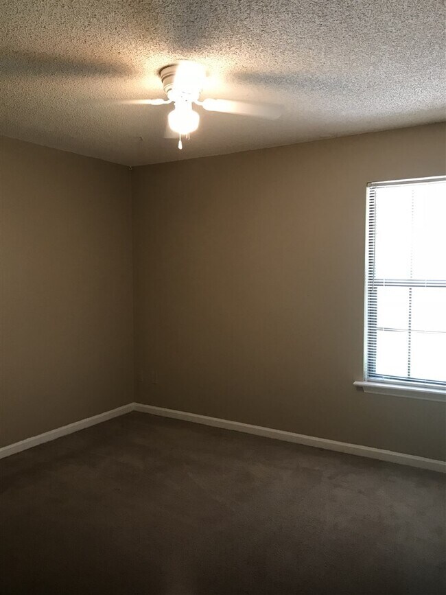 Building Photo - 2205 Timberwood Cir S
