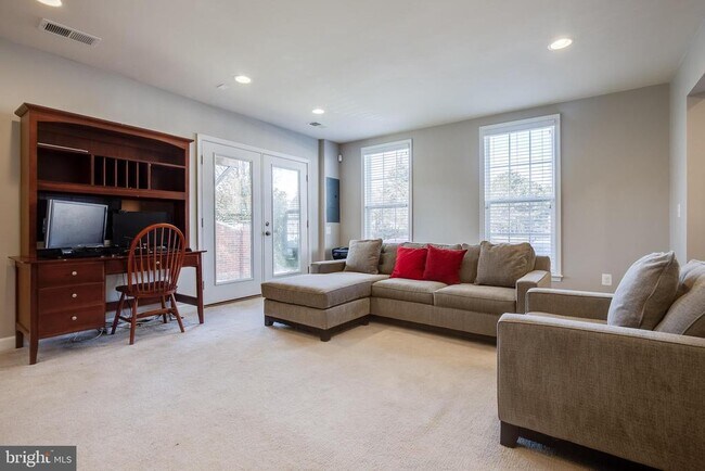 Foto del edificio - 6301 Ralston Way