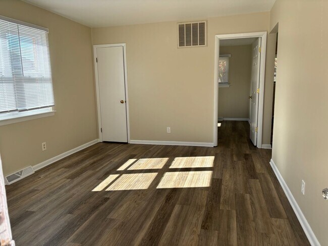 Building Photo - 2-bedroom Duplex available near Revolution...