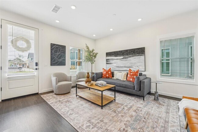 Foto del edificio - 6300 W Memorial Rd