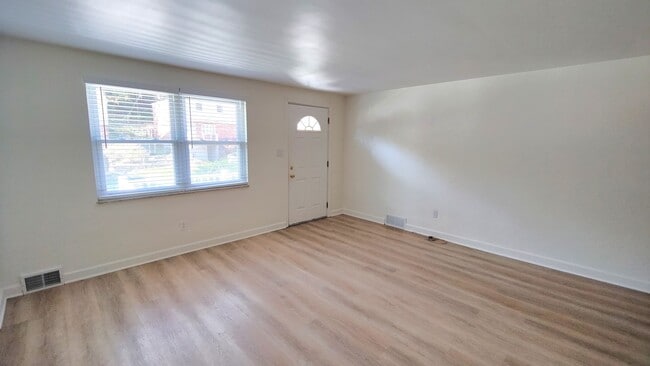 Foto del edificio - *Recently Updated & Spacious 3BD/1BA Duplex Unit Available for Rent in Castle Shannon*