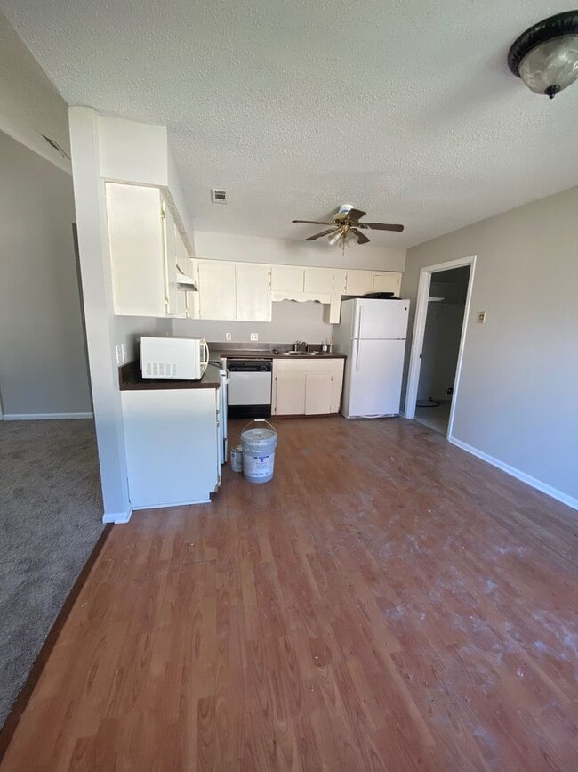Building Photo - Pet Friendly Ridgewood Subdivision Gem: 3-...