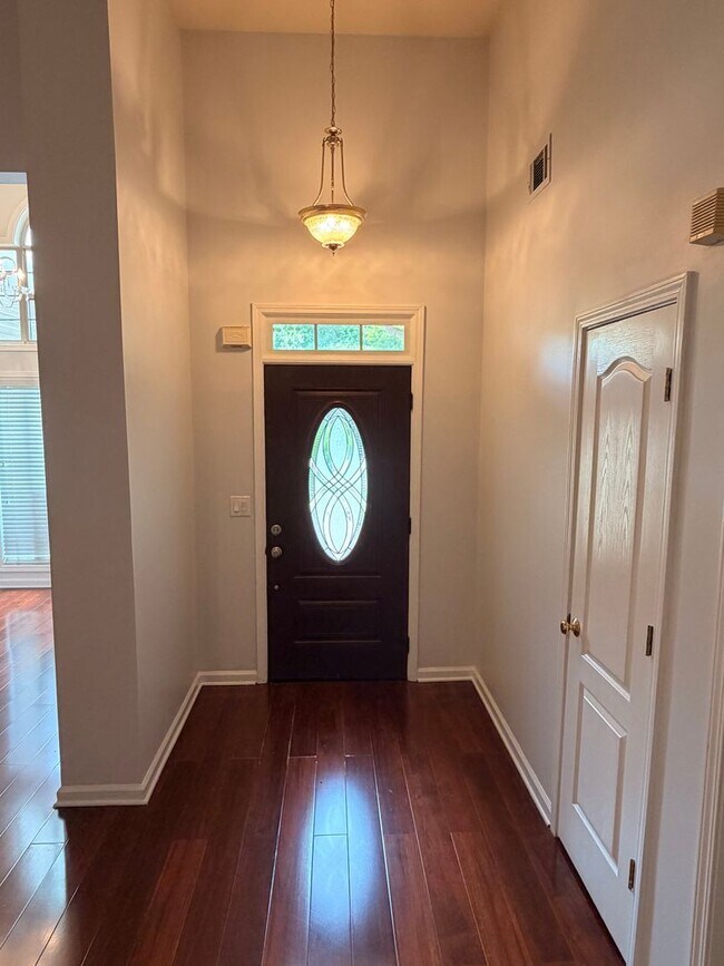 Foto del edificio - Charming 3-Bedroom Home In City Square!