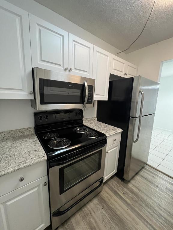 Primary Photo - 370 Sunshine Dr, #L1