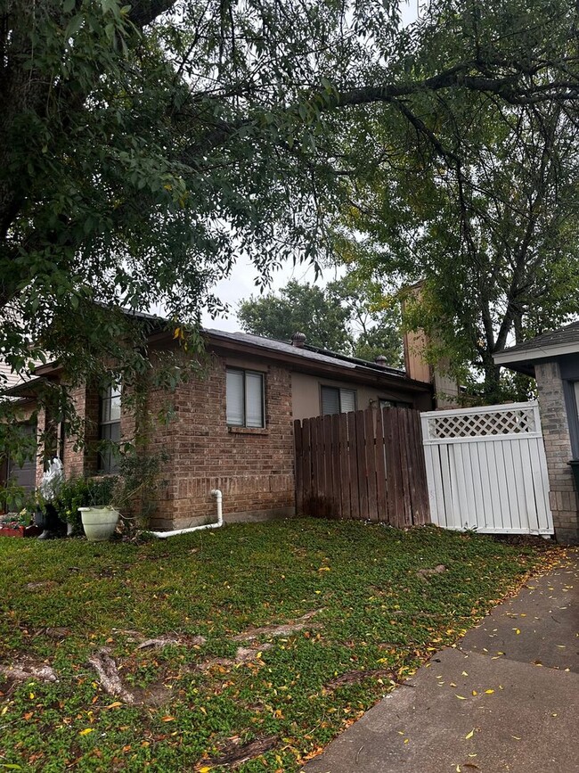 Foto del edificio - 4703 Stone Ridge Dr