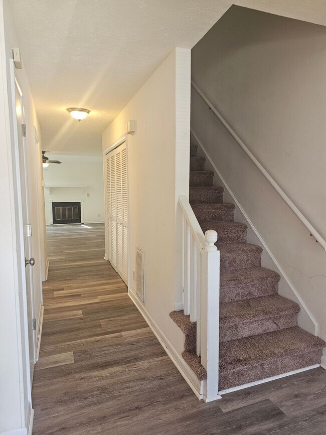 Foto del edificio - NEW LISTING- Coming Soon- Townhome with 2 ...