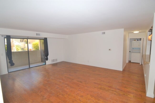 Building Photo - Spacious Lower Level Condo with all the Am...